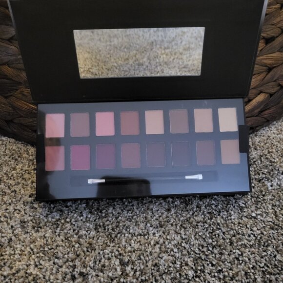 Tahari Matte-Terialist Eyeshadow Palette NEW - Picture 2 of 3